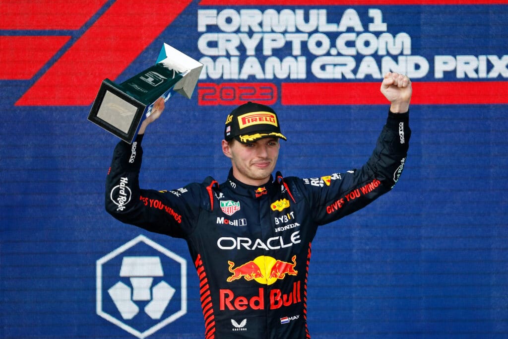 - F1 GP de Miami: ¡Verstappen regresa desde el noveno lugar en la parrilla para ganar!